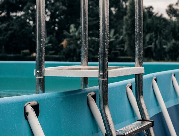 Quelles essences de bois pour un escalier intérieur combinant durabilité et esthétique moderne?